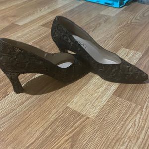 Shoes size 7.5 don’t wear them but once